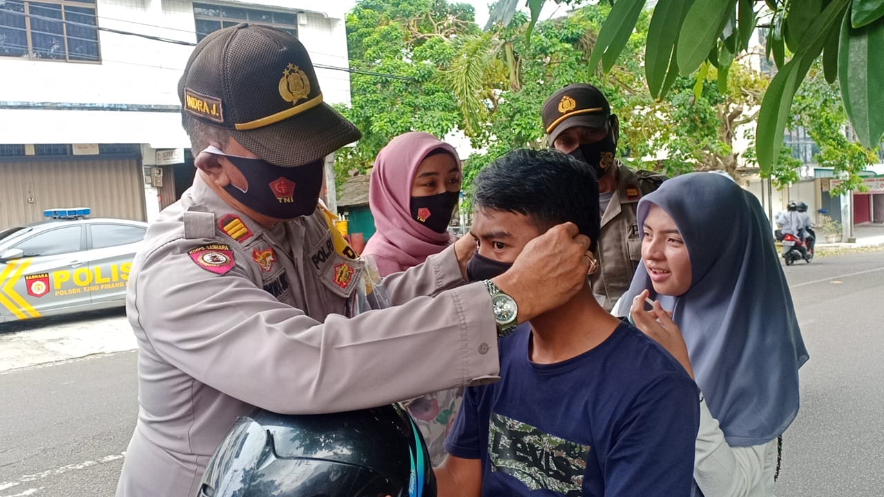 Polsek Tanjungpinang Barat Membagikan Masker Kepada Masyarakat