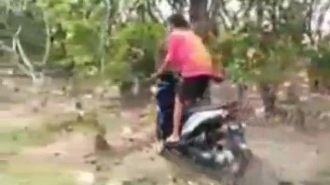Aksi Dua Remaja Jadikan Makam Ajang Balap Motor, Polisi Buru Pelaku