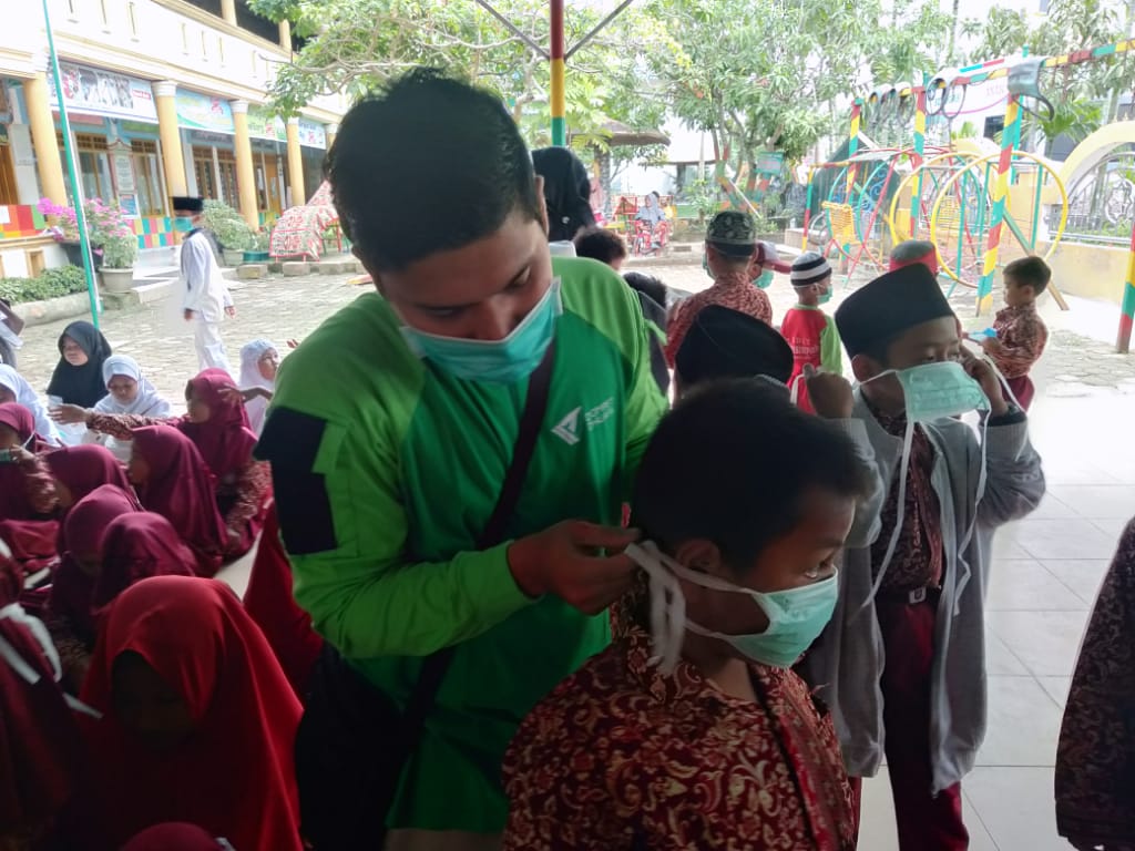 Dompet Dhuafa Riau Edukasi dan Bagikan Masker di SDIT Al-Husniyah