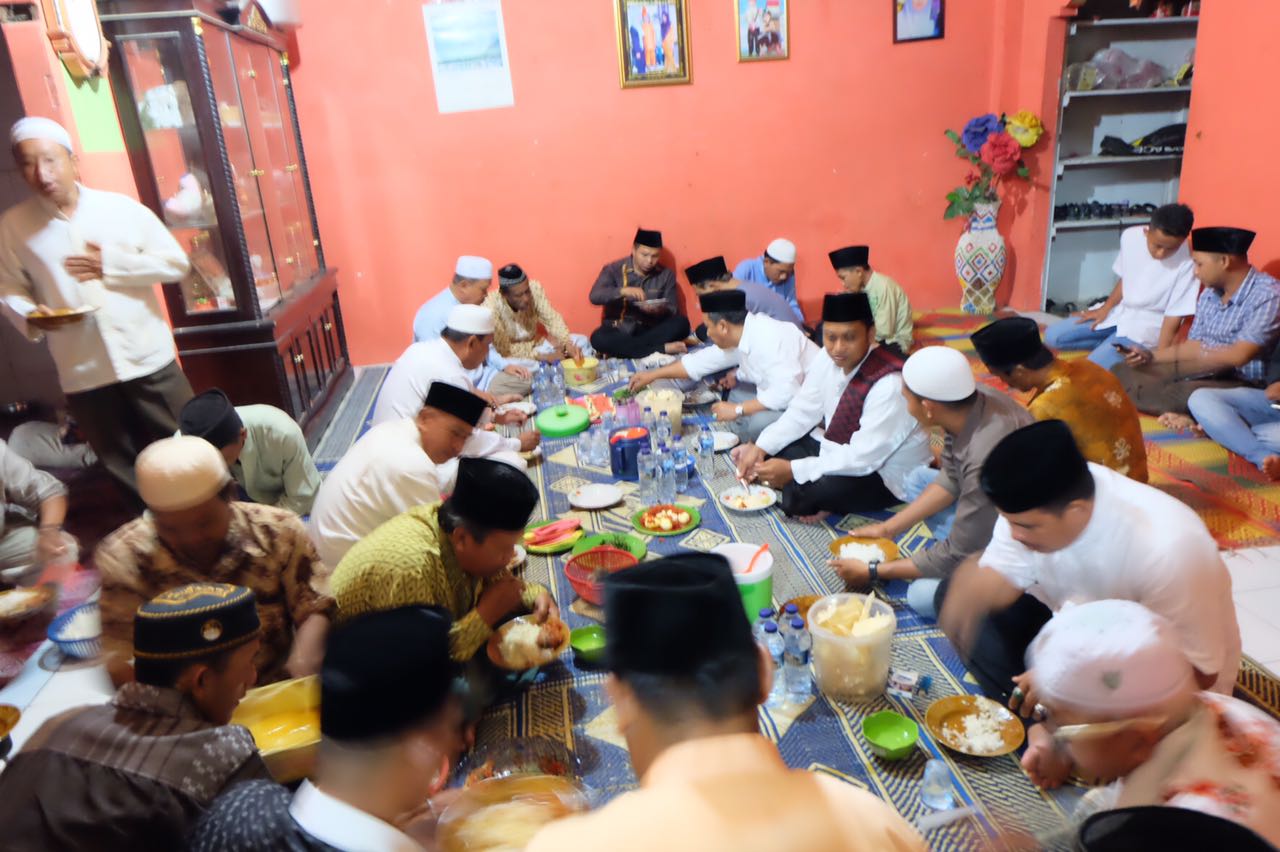 Pertahankan Tradisi Kampung, Wahid Makan Berisila dengan Masyarakat