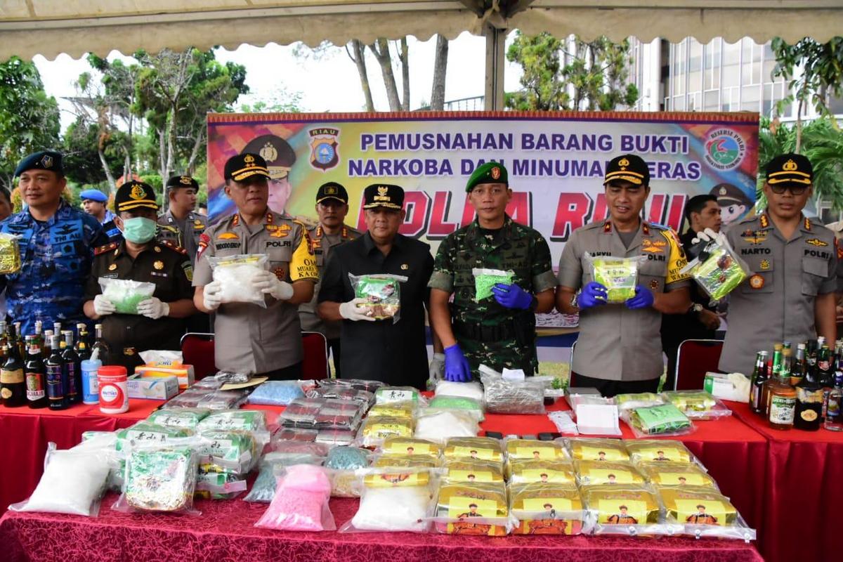 15,5 Kg Sabu, 30.000 Ekstasi, 3.140 Botol Miras Dimusnahkan