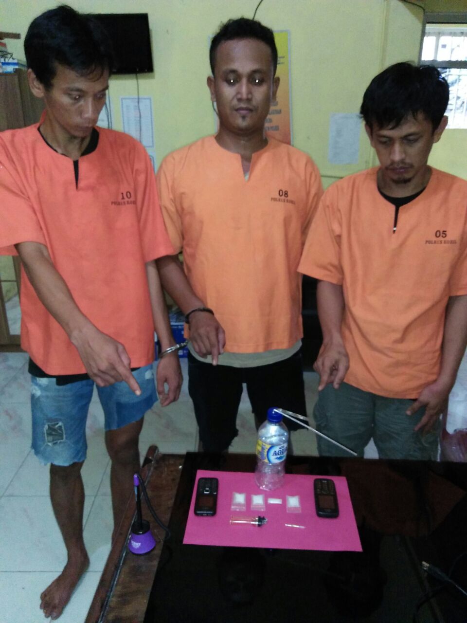Lagi Asik di Warung, Tiga Pria ini Kaget Digerebek Polisi