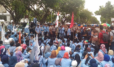 Mahasiswa UR Kepung Polda Riau Terkait Foto Kongkow