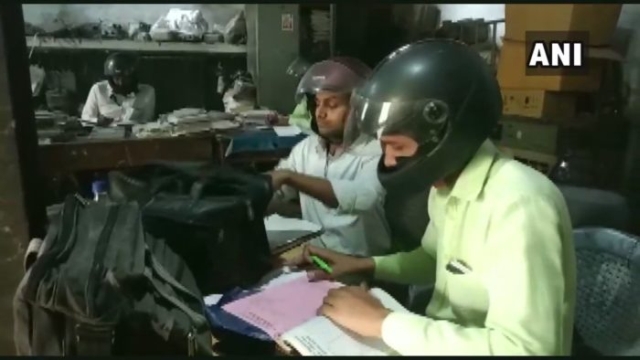 Cegah Terluka, Pekerja di Negara ini Kenakan Helm Motor saat Bekerja