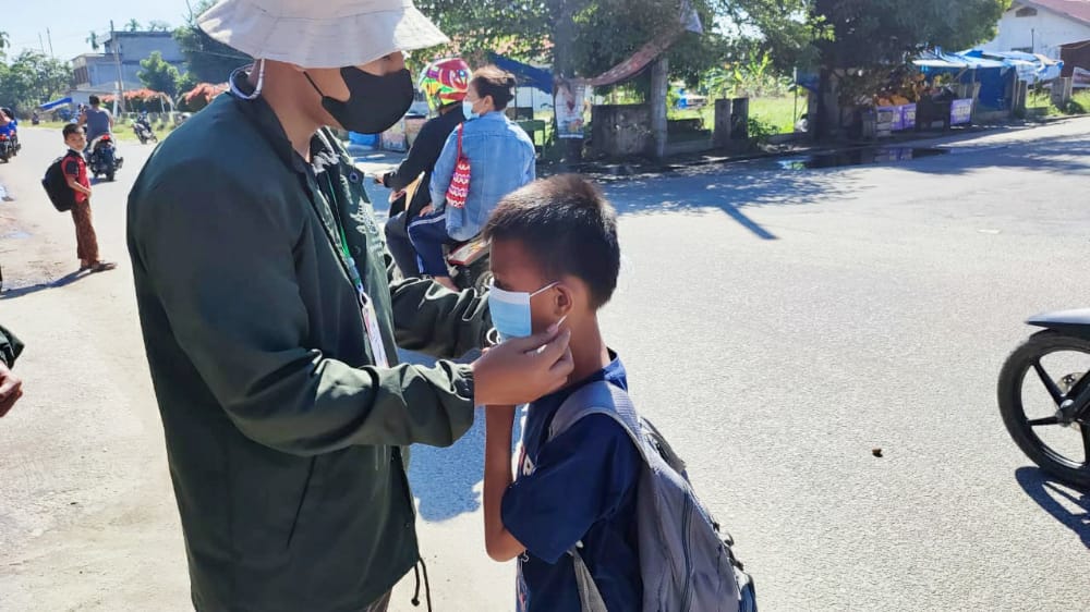 Peduli COVID-19, Mahasiswa KKN Umri Bagikan Seribu Masker dan Hand Sanitizer