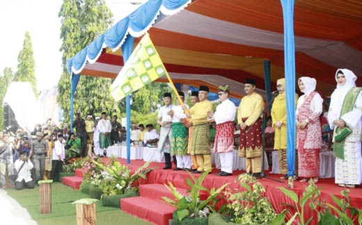 Gubri Lepas Peserta Pawai Ta’aruf  MTQ Tingkat Provinsi Riau di Dumai