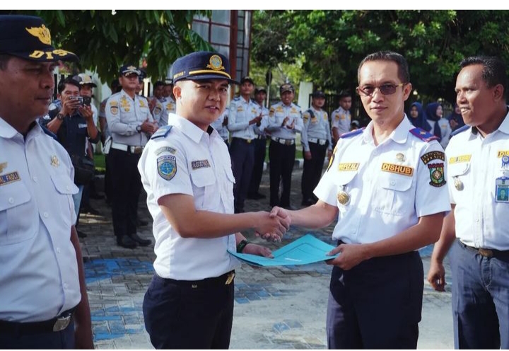 Kadishub Kampar Berikan Reward Kepada Pegawai Terbaik Setelah Apel Pagi