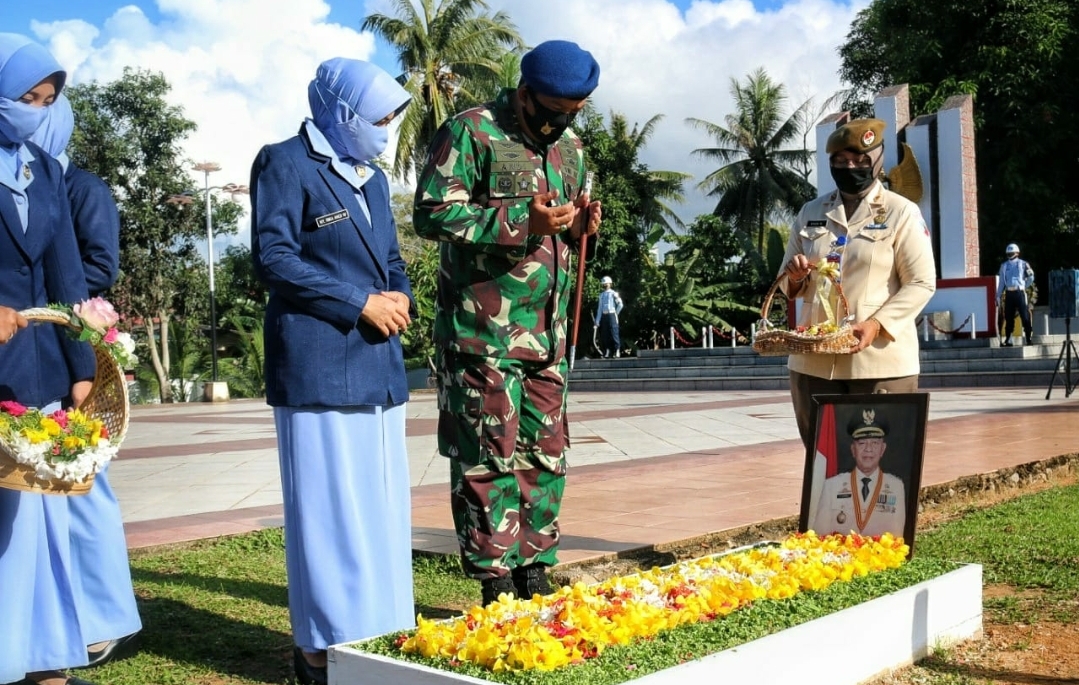 Peringati ke 73 Hari Bakti TNI AU, Danlanud RHF Ziarah di TMP Pusara Bhakti