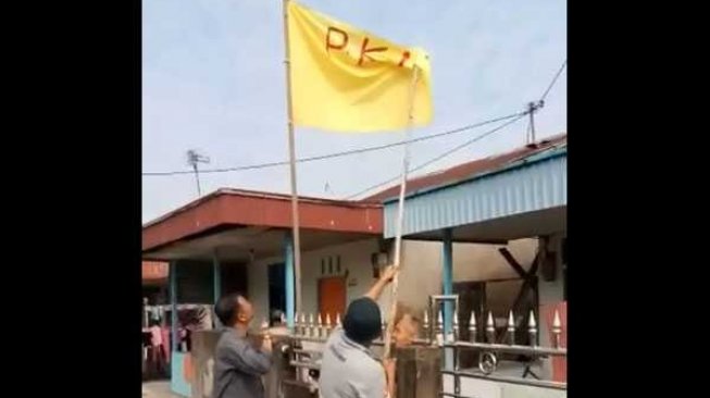 Pria Tua Kibarkan Bendera Kuning Bertuliskan PKI