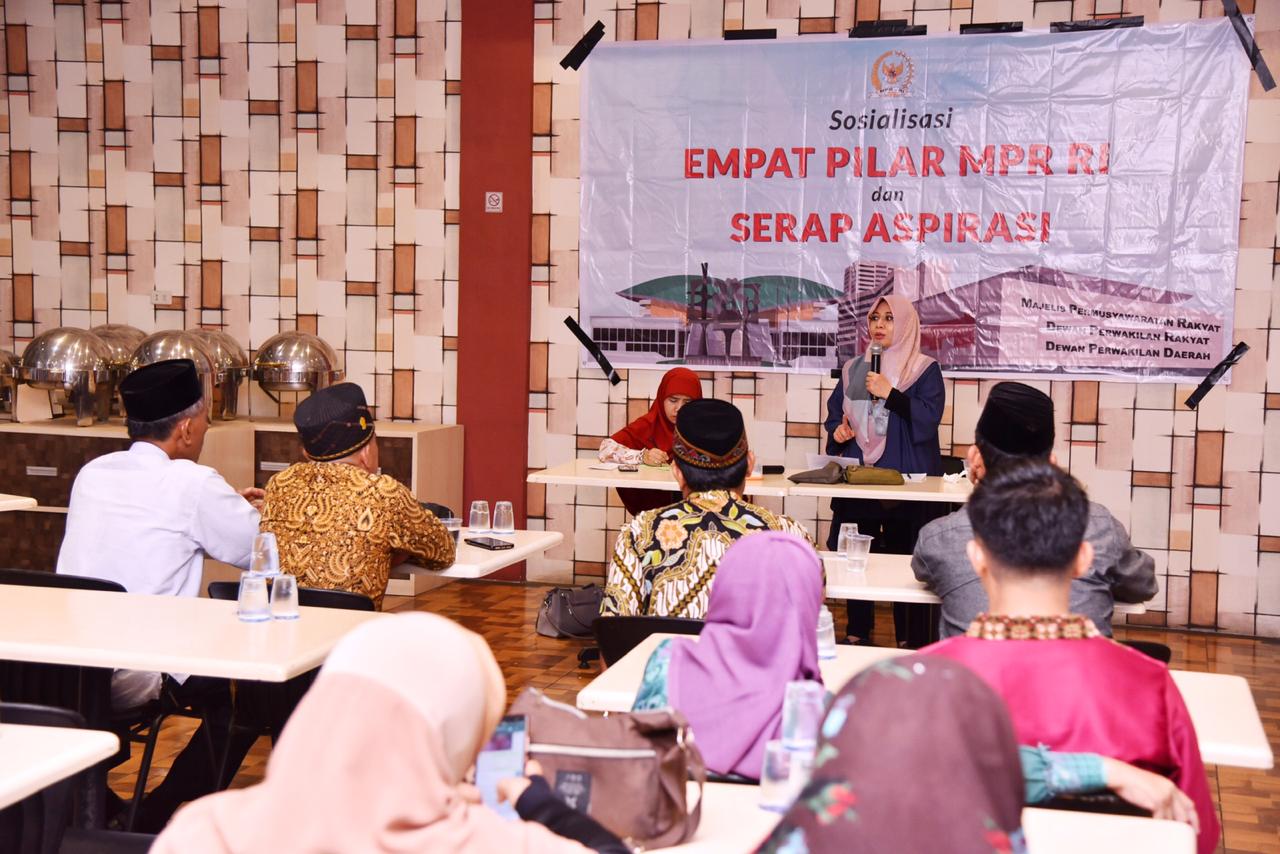 Forum Komunikasi Madrasah Ibtidaiyah Swasta Pekanbaru Mendapatkan Sosialiasi 4 Pilar dari Intsiawati Ayus