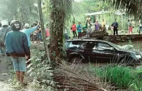 Reses ke Inhil, Mobil Ketua DPRD Riau Masuk Parit
