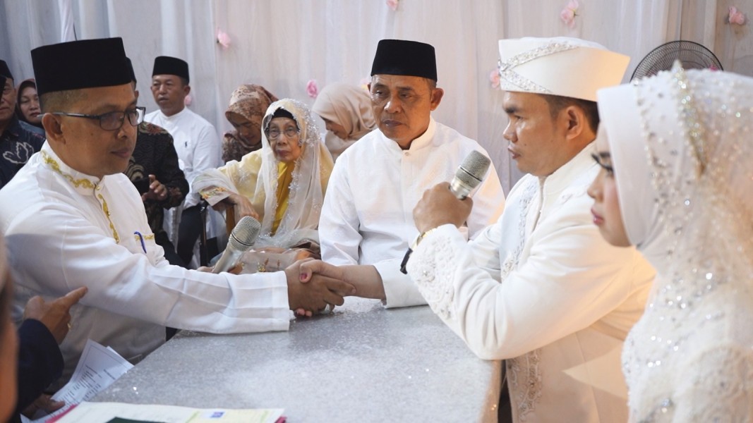 Bupati Inhil H. Herman Hadiri dan Jadi Saksi Akad Nikah Putri Kadis Kominfo