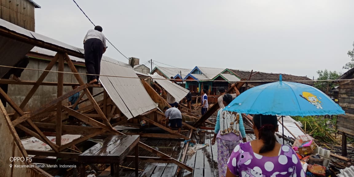Penampakan Kerusakan Rumah Warga di Inhil Akibat Puting Beliung