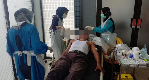 LAGI ASIK Duduk Minum Teh, Kepala Jaksa Nasution Dibacok Pakai Parang