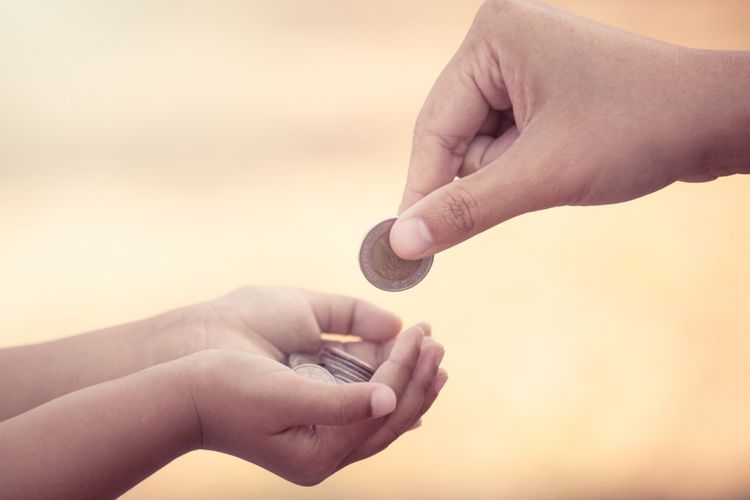 Punya Banyak Uang Bikin Orang Sulit Berbagi, Benarkah?