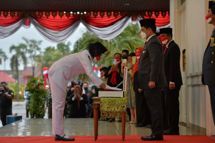 Meski Hujan, Penurunan Bendera Merah Putih Tetap Semangat