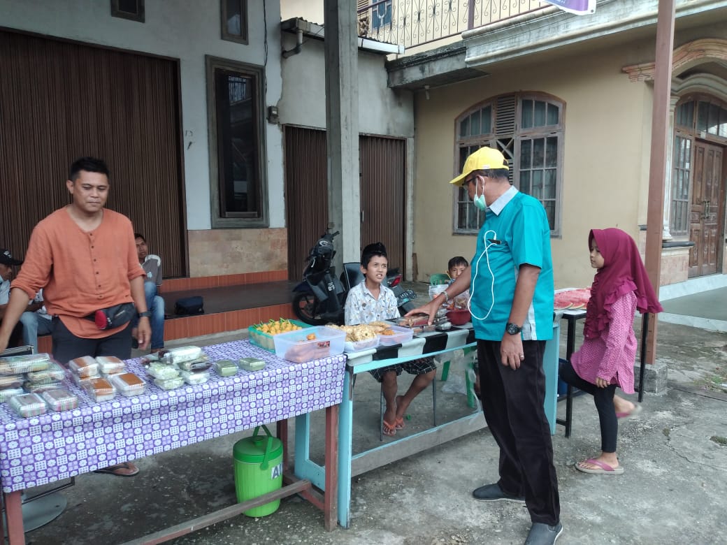 Pembina YVB Borong Takjil dari Pedagang dan Dibagikan ke Masyarakat