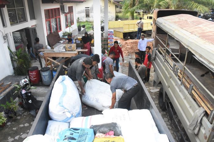 Masyarakat Kampar Kirim Empat Truk Bantuan ke Sulawesi Tengah