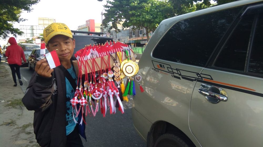 Pernak Pernik Perayaan HUT RI Mulai Dijajakan di Pekanbaru