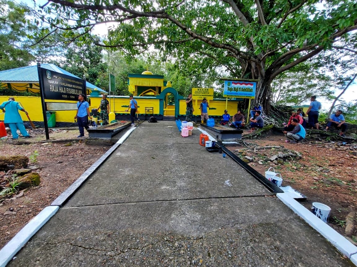 Prajurit Lanud RHF dan Masyarakat Pulau Penyengat Memperindah Komplek Makam Raja Haji Fisabilillah