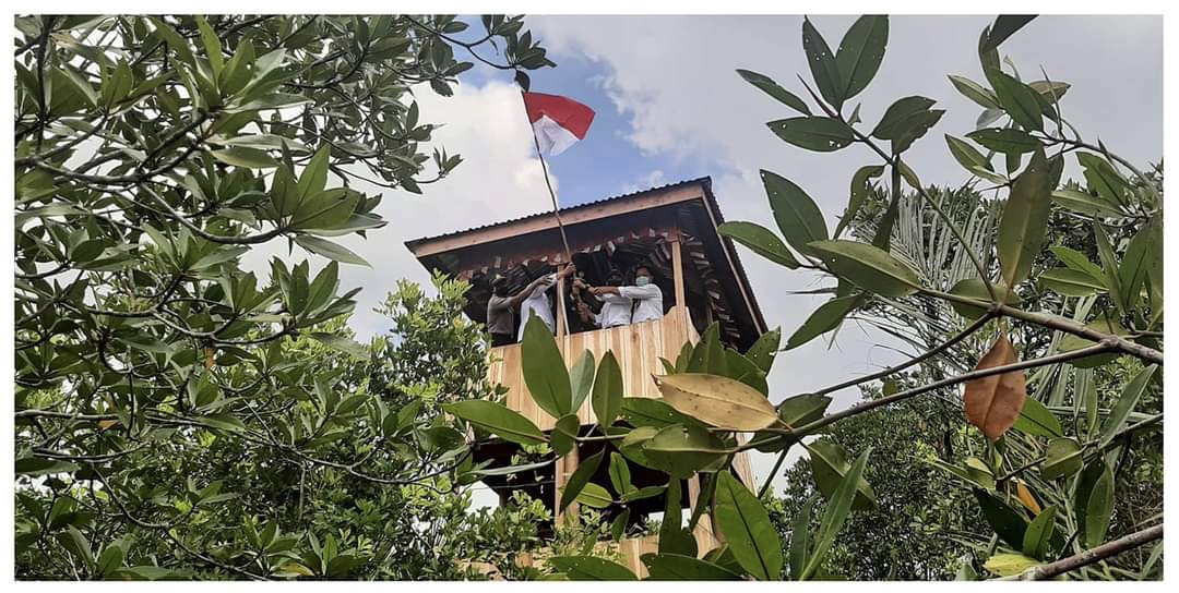 Sambut HUT RI KE 75, Camat Bukit Batu Kibarkan Bendera Merah Putih di Atas Laut