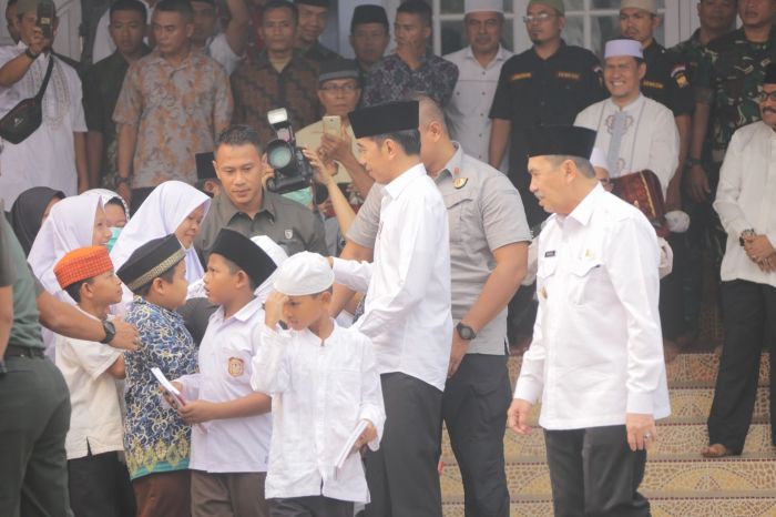 Presiden Jokowi Bagi-bagi Buku Tulis