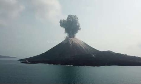 Gunung Anak Krakatau Alami 407 Kali Letusan
