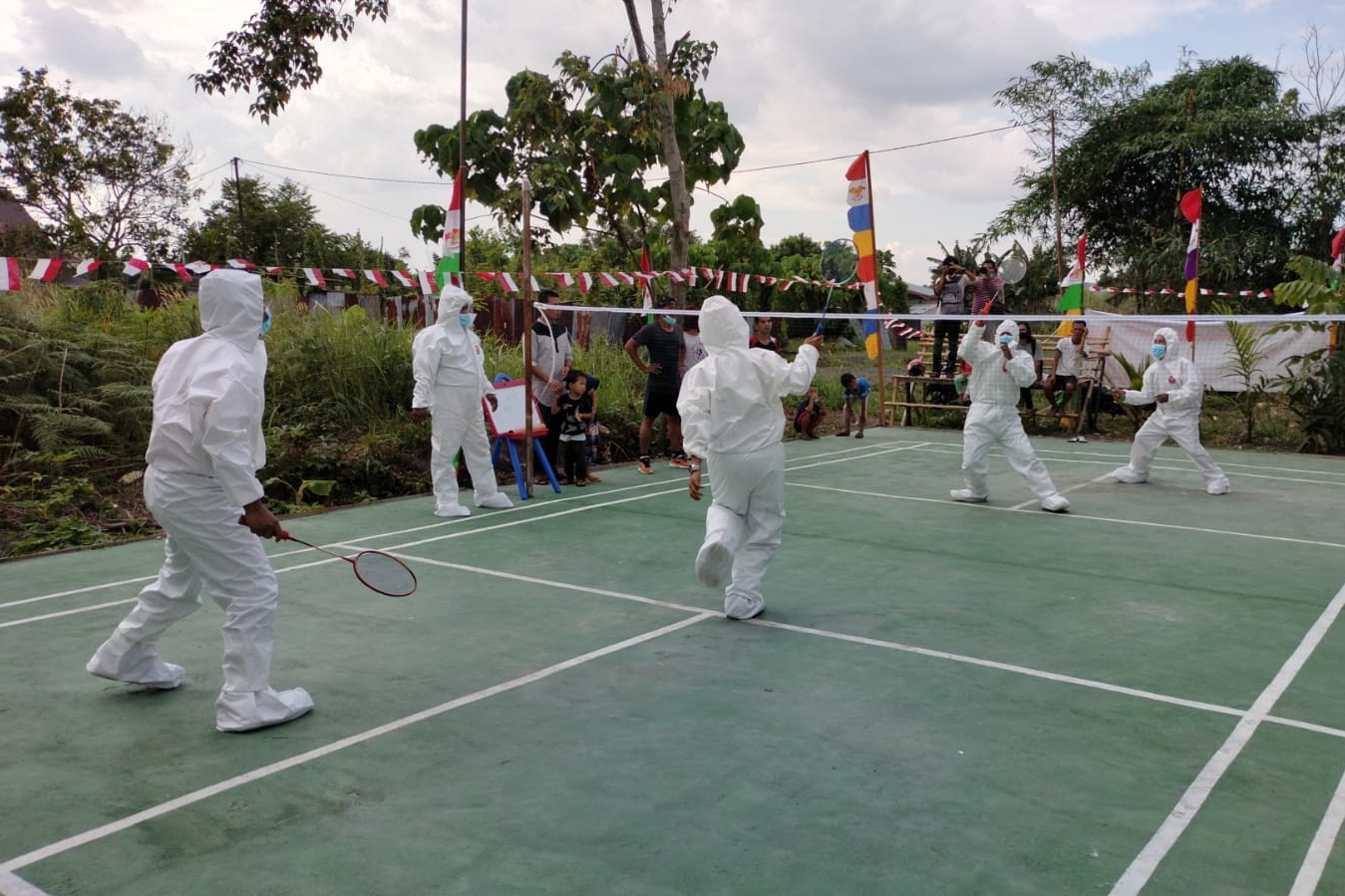 Kreatif, Meriahkan HUT RI ke-76, Warga Pekanbaru Gelar Lomba Badminton pakai APD