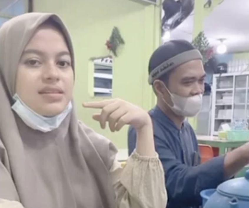 Istri UAS Tampil Tanpa Cadar, Netizen Malah Nyiyir dan Bilang Begini