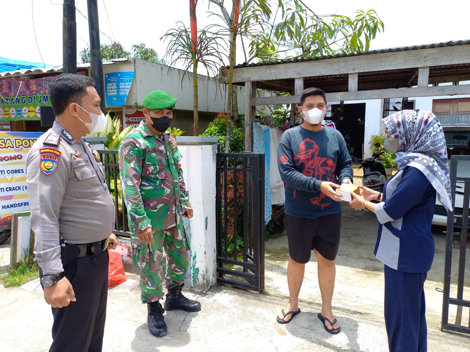 Personil Kodim 0314/Inhil Salurkan Bantuan Obat TNI ke Pasien Isolasi Mandiri