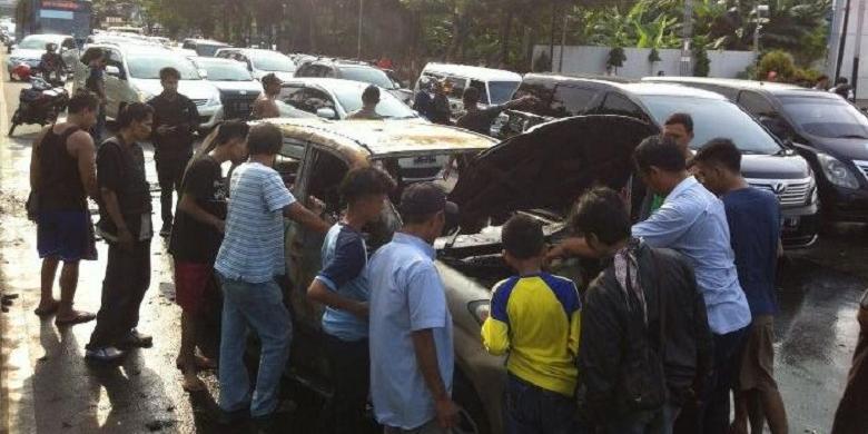 Terjebak Macet,  Daihatsu Xenia Keluarkan Asap dan Meledak