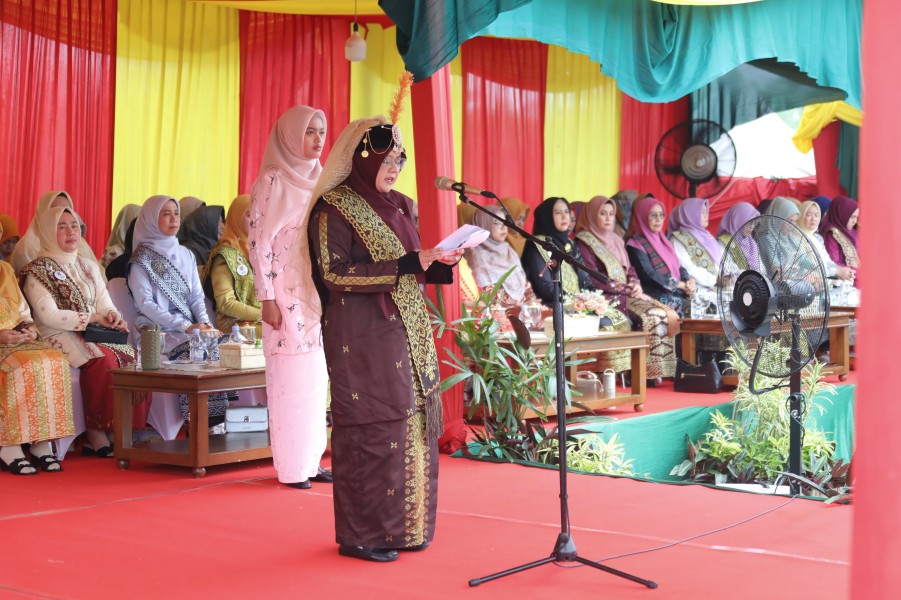 Berbaju Melayu Sultanah Latifah, Bupati Afni Pimpin Upacara HUT Siak, Sampaikan Pesan Kesetiaan dan Keadilan