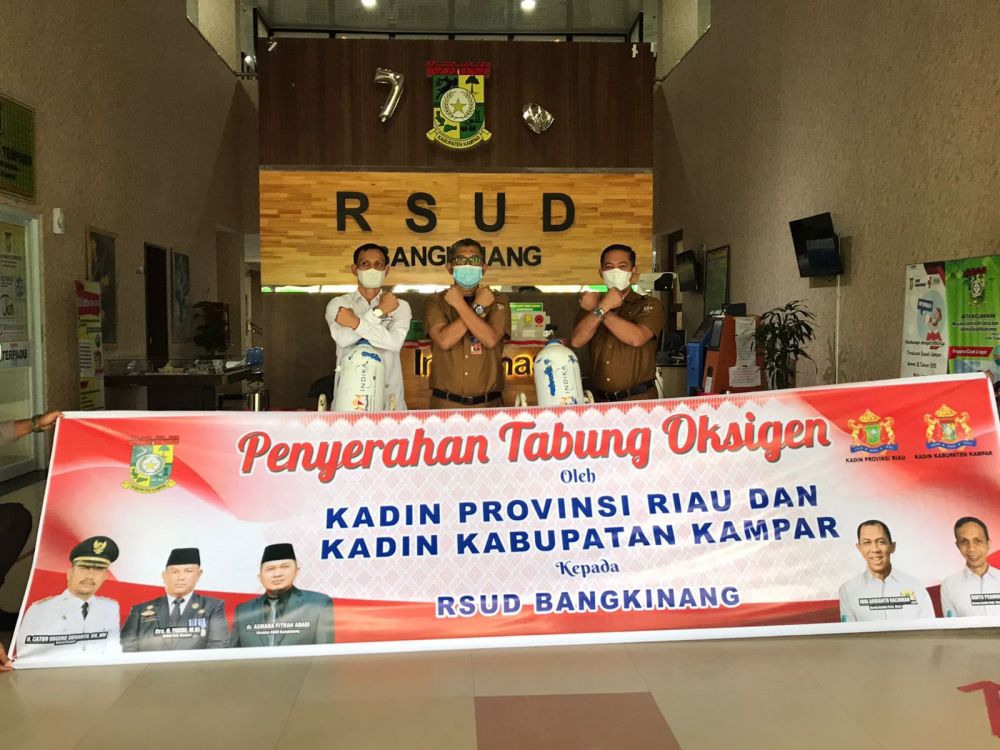 Kadin Riau Bersama Kadin Kampar Serahkan 30 Unit Tabung Oksigen untuk RSUD Bangkinang