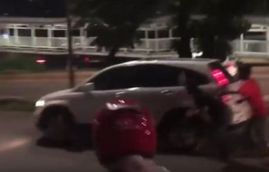 VIDEO: Tak Mau Ditilang, Perempuan Cantik Pengendara CRV Tabrak Polisi dan Puluhan Kendaraan