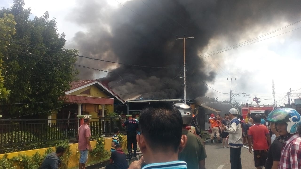 Foto-Foto Kebakaran Delapan Rumah dan Sebuah Mobil di Tembilahan