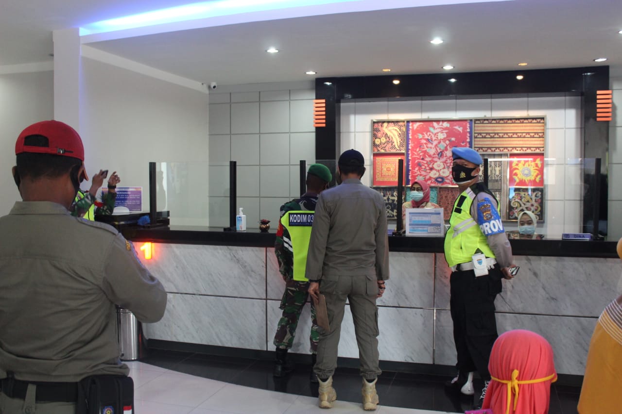 Bank di Kota Tembilahan Diperiksa Tim Satgas Covid-19 Inhil