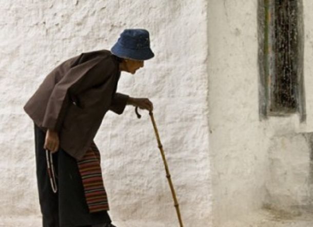 Ingin Tahu Rasanya Membunuh, Pemuda Ini Sengaja Tabrak Kakek Bertongkat