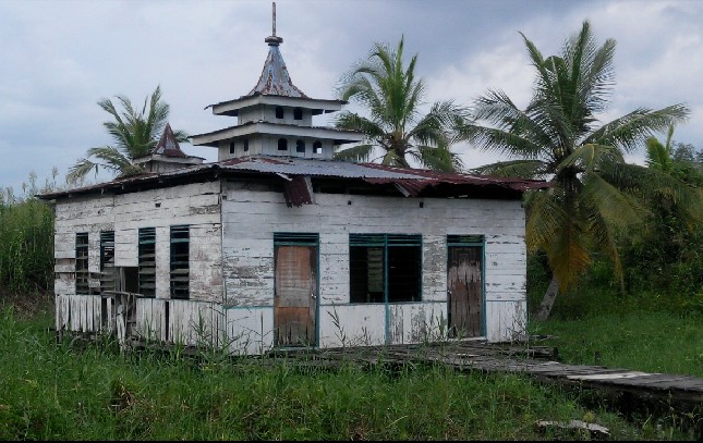Tak Terawat, Salah Satu Masjid Tertua di Inhil Hampir Roboh