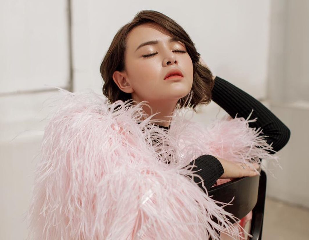 Amanda Manopo Tampil Glamor Pakai Mantel Bulu-Bulu