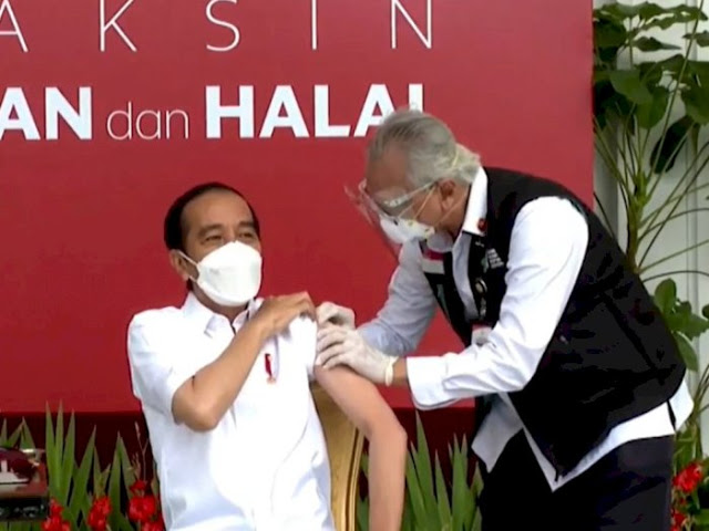 Momen Dokter Gemetaran saat Suntik Vaksin COVID-19 ke Jokowi