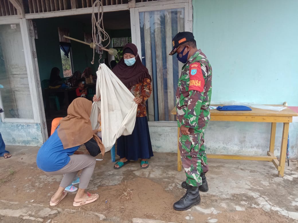 Peran Aktif Serda La Rosulu Babinsa Sebubus Dampingi Kegiatan Posyandu Saat Pandemi Covid-19