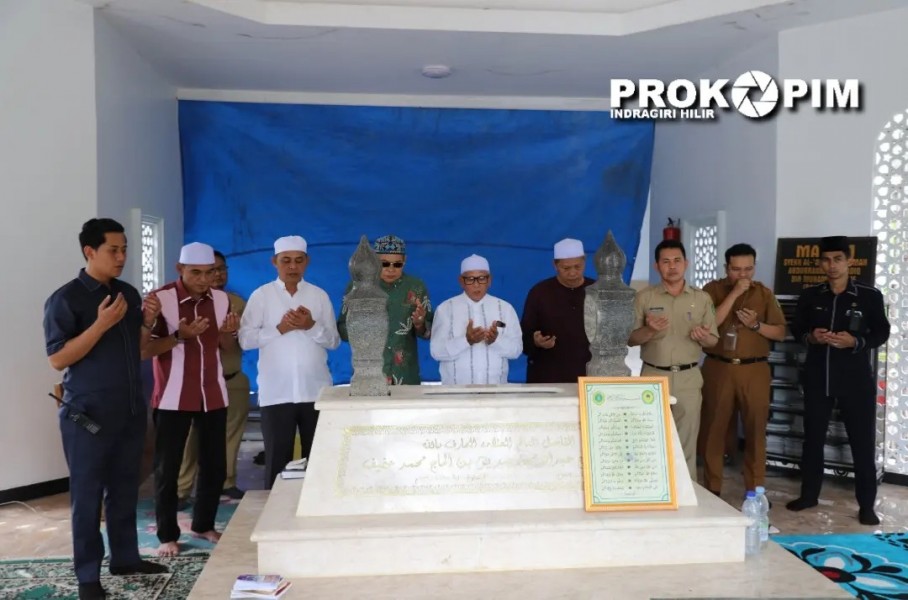 Pj Bupati Inhil Ziarah ke Makam Tuan Guru Sapat di Desa Teluk Dalam