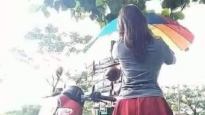 Penjual Kopi Pakai Rok Mini di Serangan Bali, Netizen Penasaran