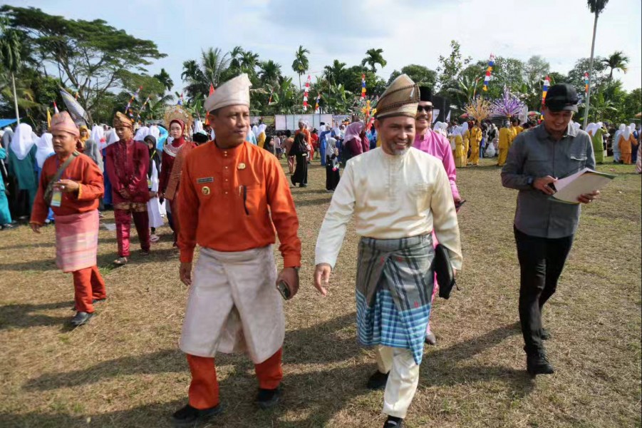 Staf Ahli Bupati Inhil, Lepas Pawai Ta’aruf Dan Buka Stand Bazar MTQ Ke - 39 Kecamatan Enok