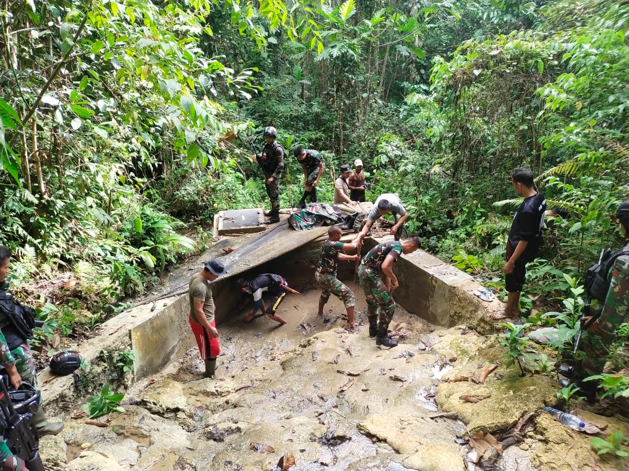 Atasi Kesulitan Masyarakat Di Perbatasan Papua, Satgas Yonif 126/KC Bantu Warga Perbaiki Pipa Air