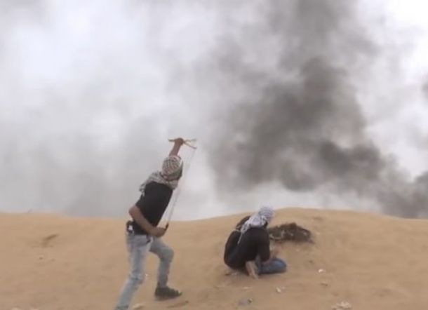 Warga Palestina Jatuhkan Drone Israel dengan Ketapel