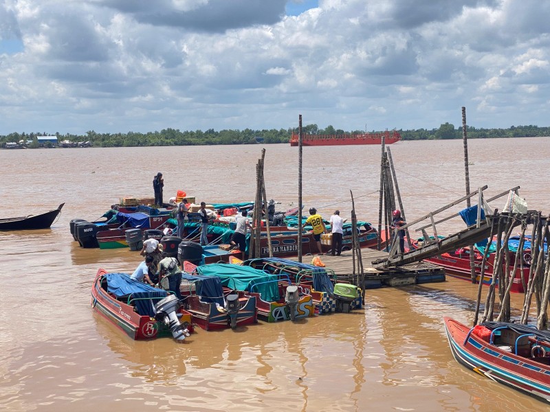 Pelabuhan Tembilahan Ramai di Hari Kedua Ramadan, Warga Kembali ke Kota untuk Bekerja