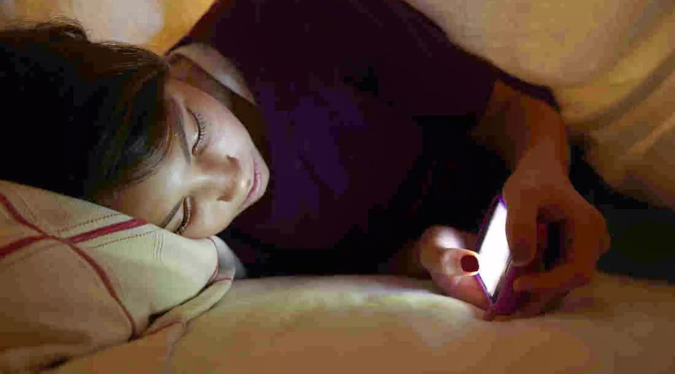 5 Risiko Sering Main Ponsel Jelang Tidur