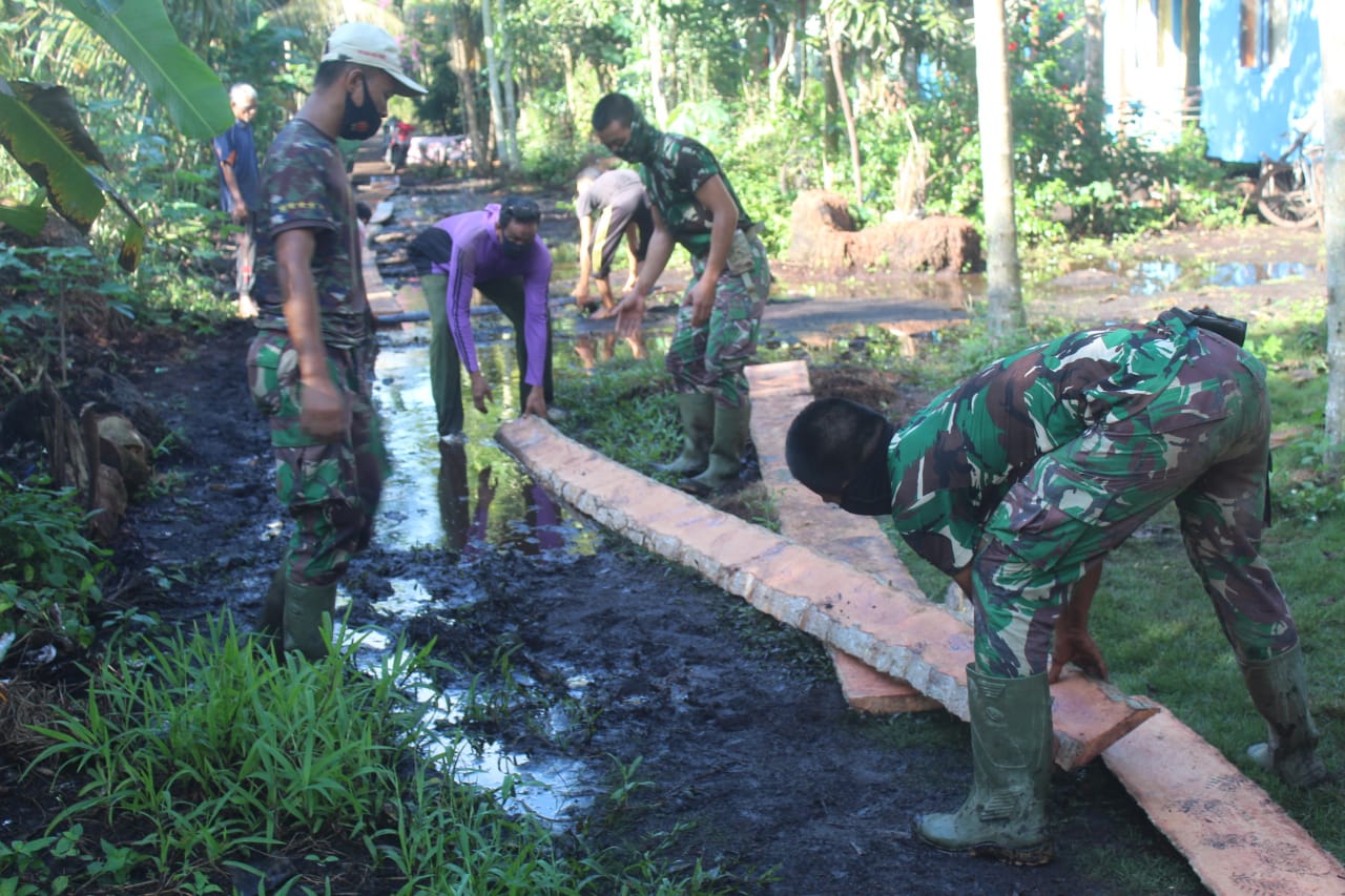 Satgas TMMD dan Warga Bikin Jalan dari Batang Kelapa