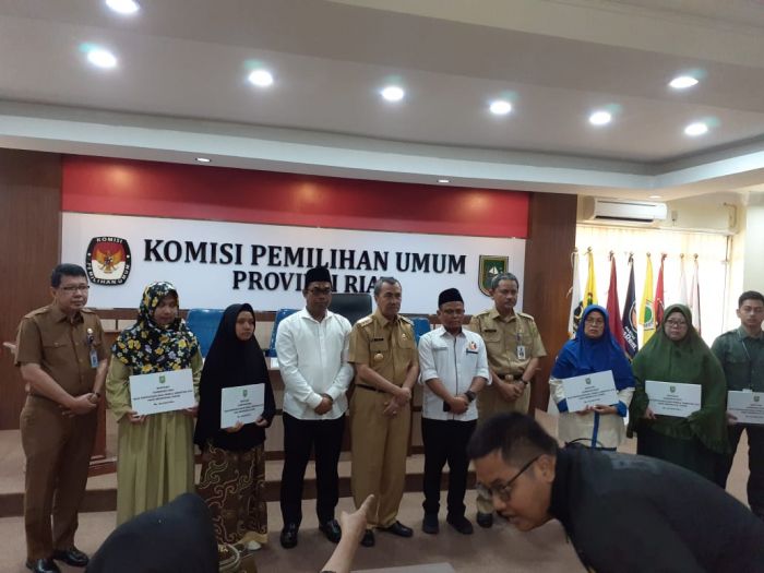Gubernur Riau Berikan Santunan ke Keluarga Petugas Pemilu yang Meninggal dan Terkena Musibah